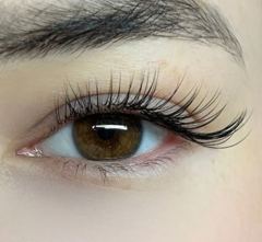 Classic lashes on a client