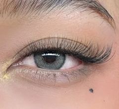 Hybrid lashes on a client